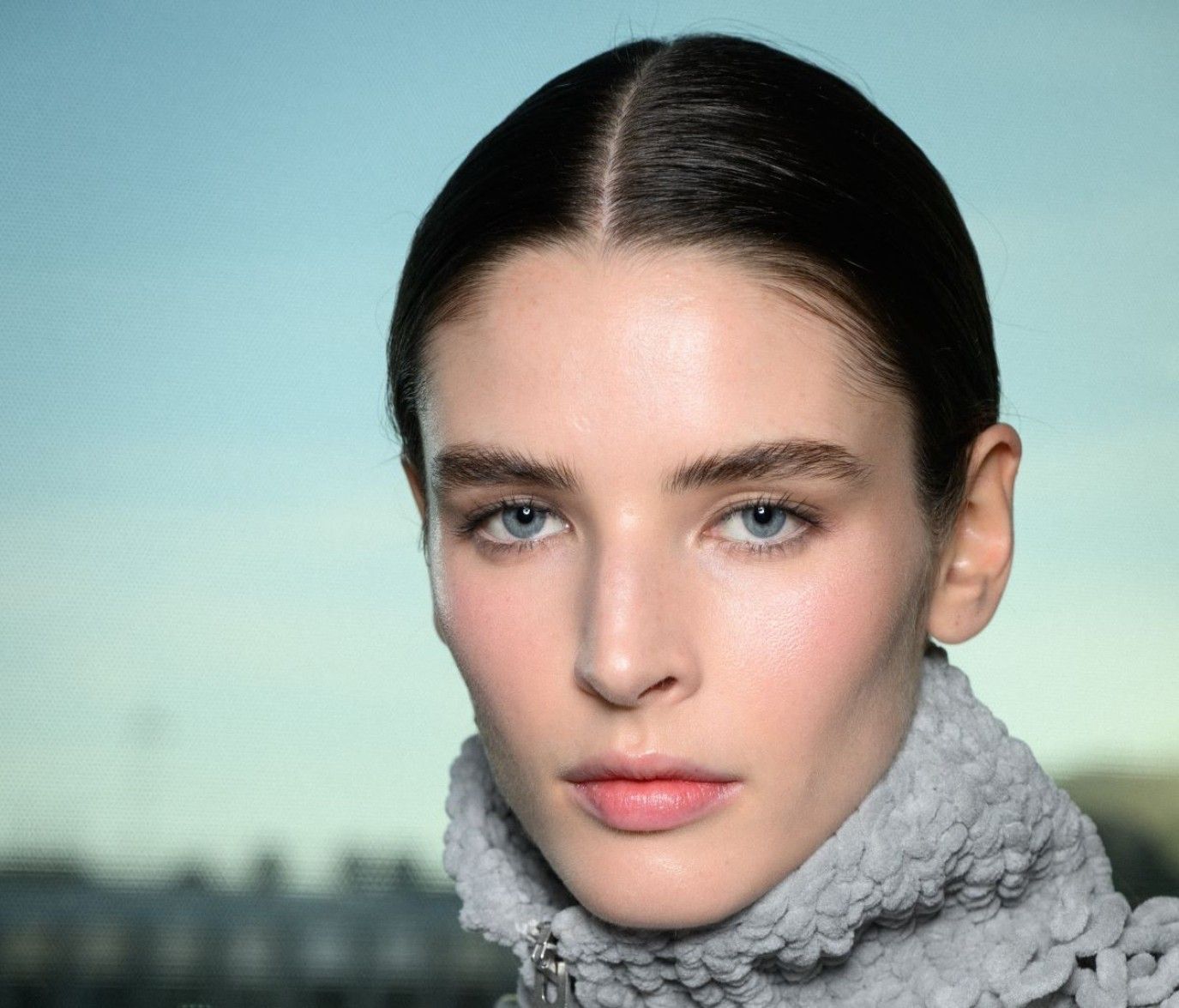 كيف تُبرزين جمالكِ في العيد بأسلوب ناعم وجذاب: دليلكِ الشامل لإطلالة متألّقة