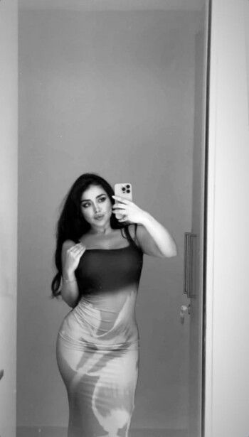 هيا مرعشلي تضج جمالاً وأنوثة بفستان بغاية الرقي والروعة