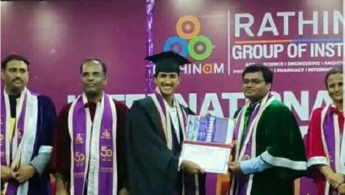 وفاة طالب يمني غرقاً في إحدى السواحل الهندية بعد يومين من إتمام دراسته الجامعية