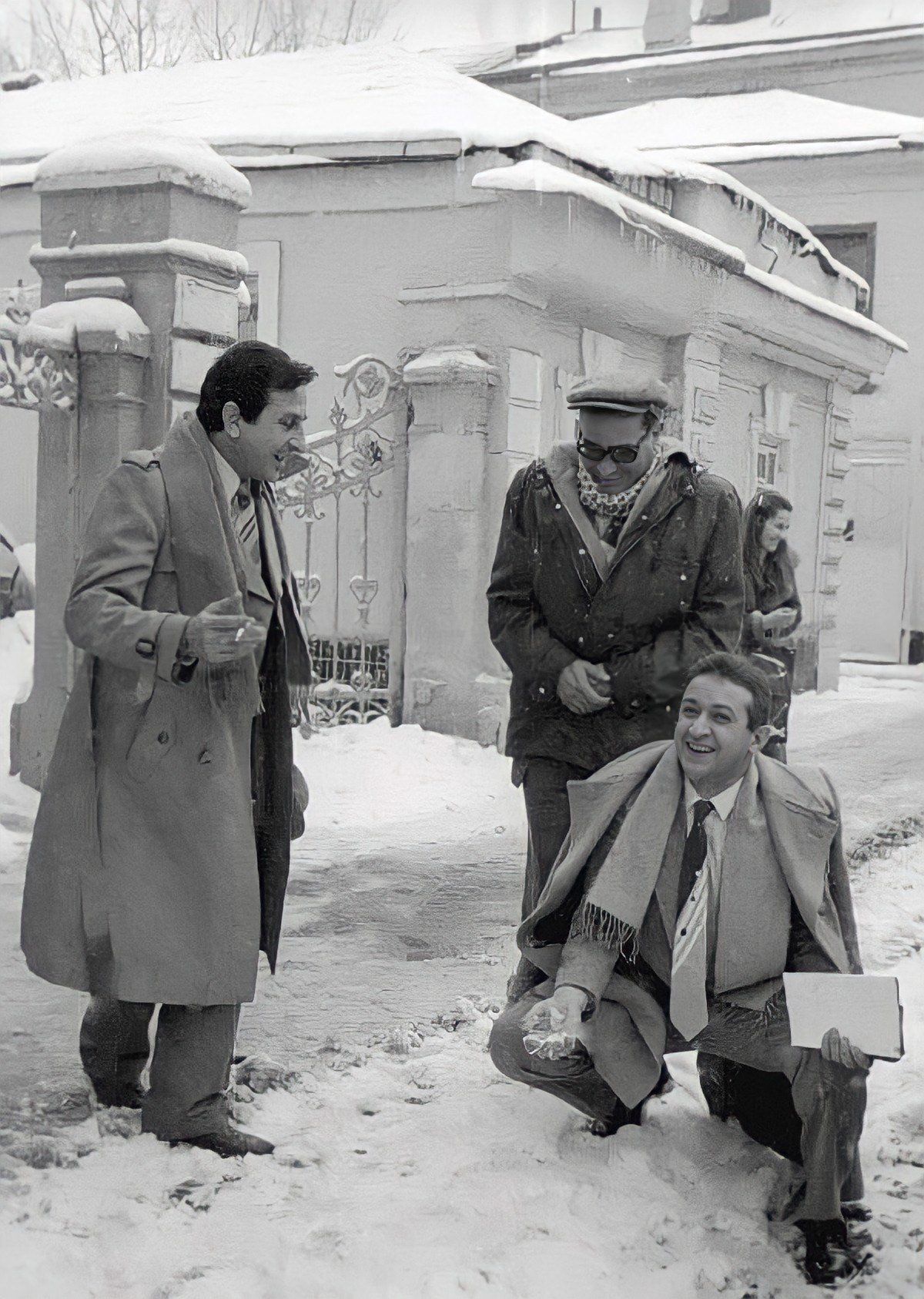 نور الشريف فى صورة نادرة من مهرجان الأفلام السوفيتى فى أجواء ثلجية