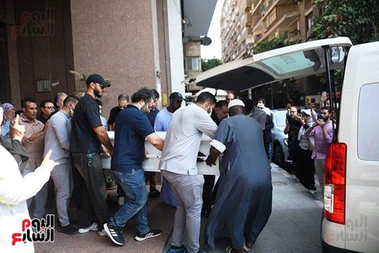 بكاء وحزن أثناء مغادرة جثمان سميحة أيوب لمنزلها بحضور مديحة حمدى.. صور