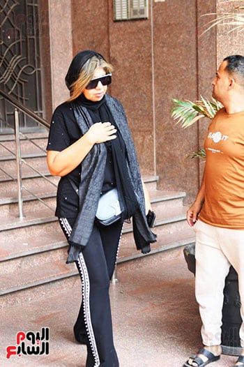 بكاء وحزن أثناء مغادرة جثمان سميحة أيوب لمنزلها بحضور مديحة حمدى.. صور