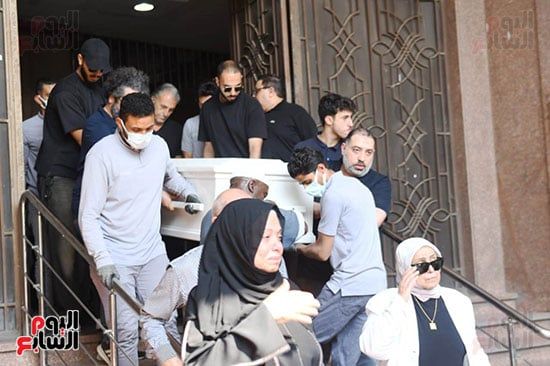بكاء وحزن أثناء مغادرة جثمان سميحة أيوب لمنزلها بحضور مديحة حمدى.. صور