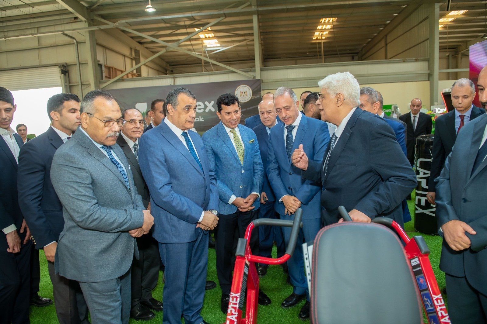 وزيرا الإنتاج الحربى والشباب والرياضة يتفقدان مصنع النجيل الصناعى