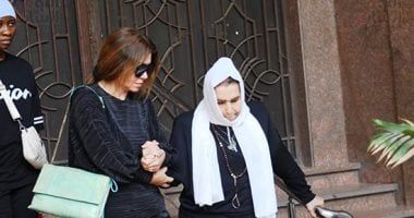 بكاء وحزن أثناء مغادرة جثمان سميحة أيوب لمنزلها بحضور مديحة حمدى.. صور