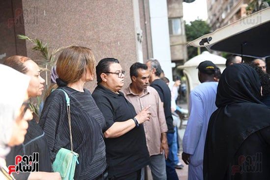 بكاء وحزن أثناء مغادرة جثمان سميحة أيوب لمنزلها بحضور مديحة حمدى.. صور