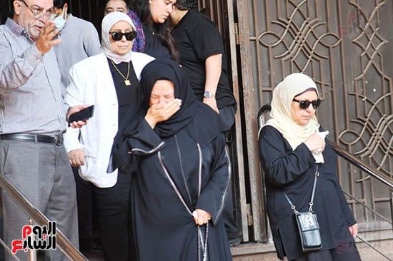 بكاء وحزن أثناء مغادرة جثمان سميحة أيوب لمنزلها بحضور مديحة حمدى.. صور