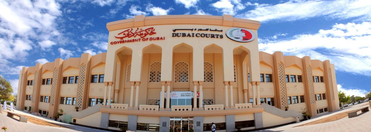 الامارات | سيارة قديمة تحول مركبة فارهة إلى حطام