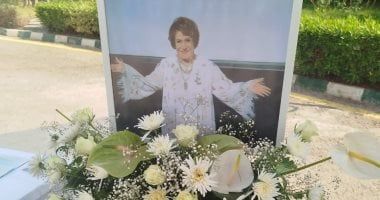 نادية الجندى وأشرف زكى ومنال سلامة أول الحاضرين لتشييع جثمان سميحة أيوب