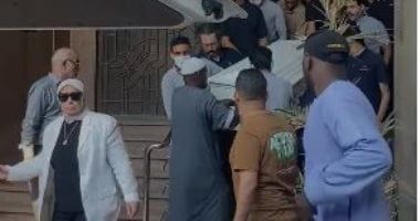 جثمان الراحلة سميحة أيوب يغادر منزلها بحضور خالد جلال.. صور