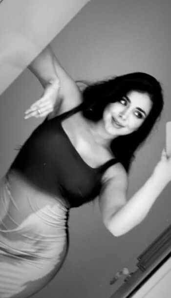 هيا مرعشلي تضج جمالاً وأنوثة بفستان بغاية الرقي والروعة