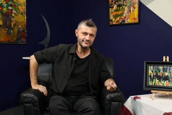 فادي الحاج يفاجئ جان فريسكور في عيده بحضور هلا المر وطوني البايع وحسن نشار والأصدقاء