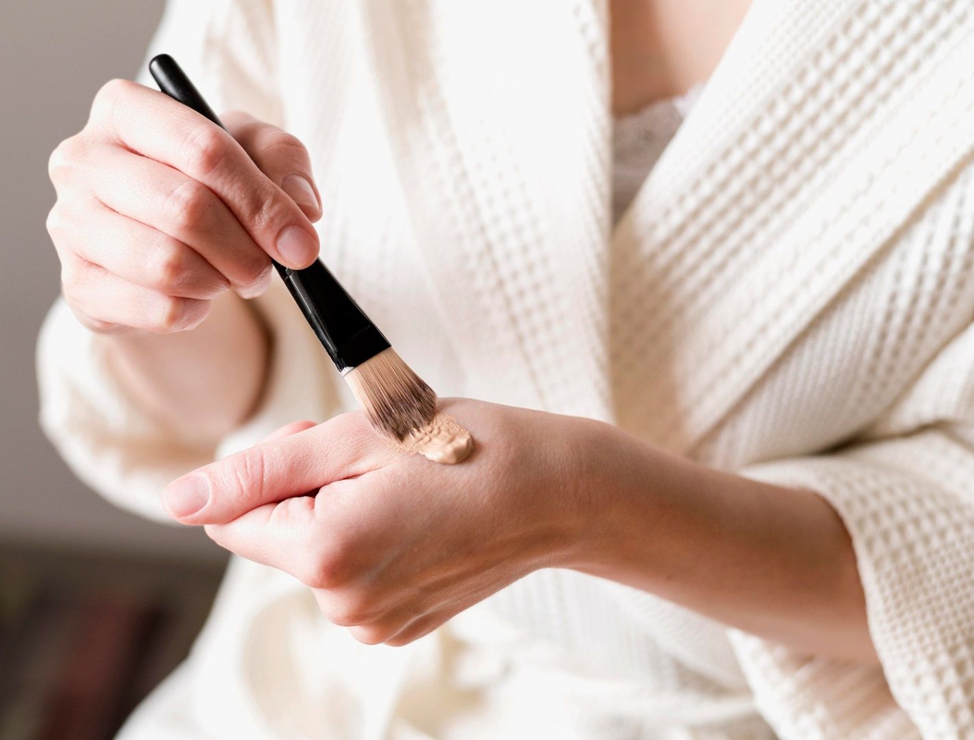 كيف تُبرزين جمالكِ في العيد بأسلوب ناعم وجذاب: دليلكِ الشامل لإطلالة متألّقة