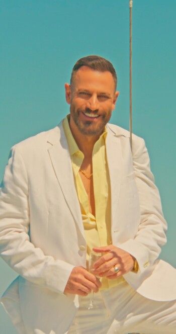 نيقولا معوض يواصل نجاحه التركي ويطلق ديو "Seni Seviyorum" مع جيهان باربور