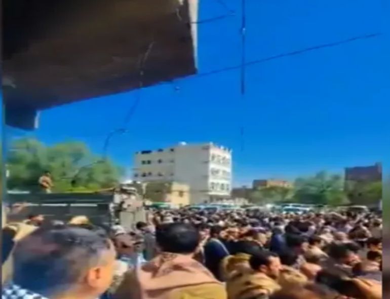 شاهد بالفيديو...الحوثيون يحشدون المواطنين لتشييع قتلى بجامع الحشوش.. وعندما وصلوا كانت المفاجأة