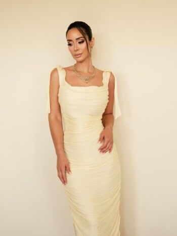 بسنت شوقي تضج أنوثة وجمال ورشاقة بفستانها الخيالي