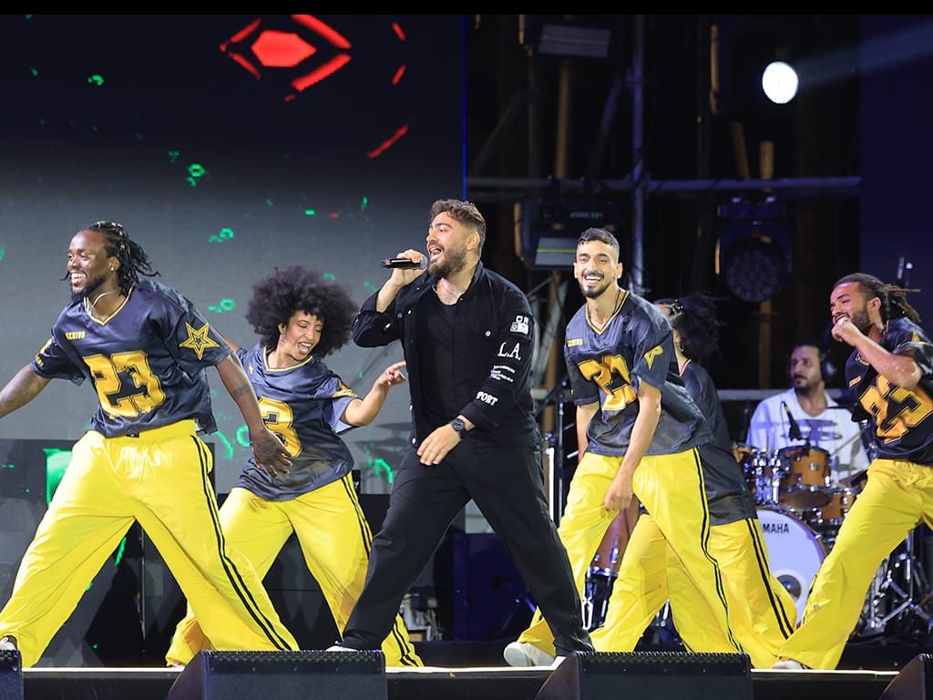 محمد ثروت يرقص بالمزمار على طريقة سمير غانم فى حفل تامر حسنى.. صور