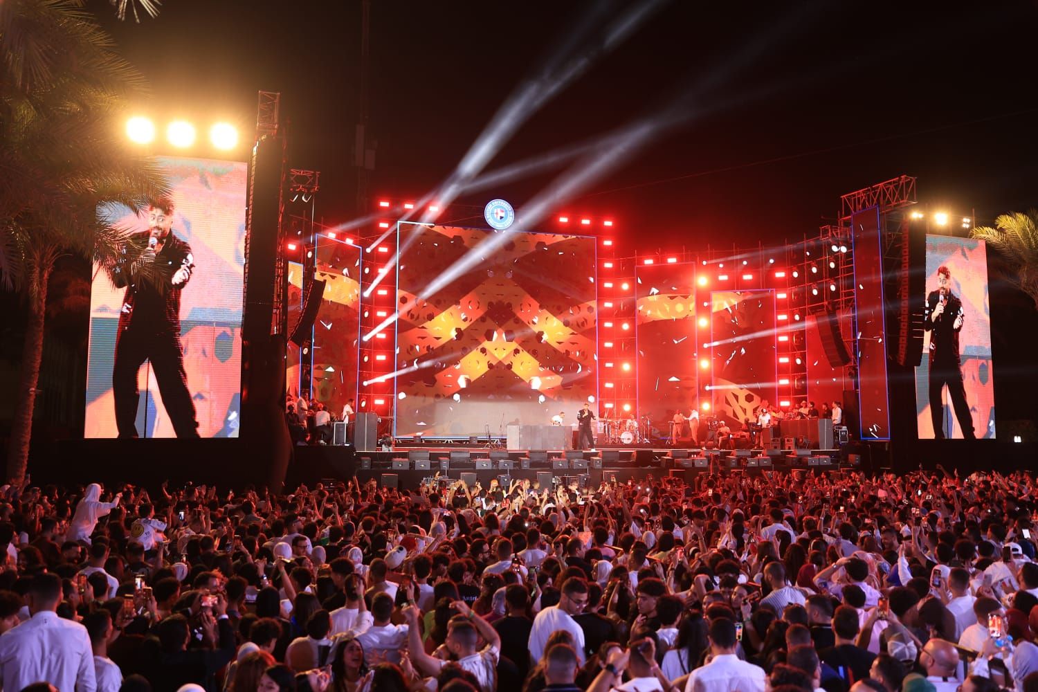 محمد ثروت يرقص بالمزمار على طريقة سمير غانم فى حفل تامر حسنى.. صور