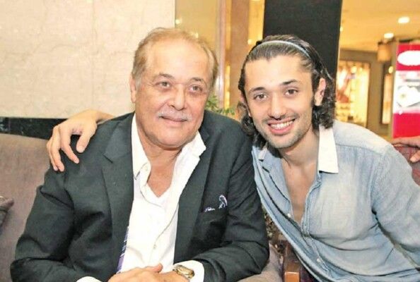 كريم محمود عبد العزيز يعايد والده الراحل محمود عبد العزيز في يوم ميلاده بكلمات من الحب والتقدير