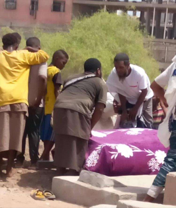 شاهد اول صورة لتشييع المراة التي قتلها زوجها بسبب كسوة العيد بعدن والكشف عن هويتها