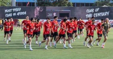 تدريبات بدنية للاعبي الأهلي "بين السماء والأرض" خلال رحلة السفر لأمريكا