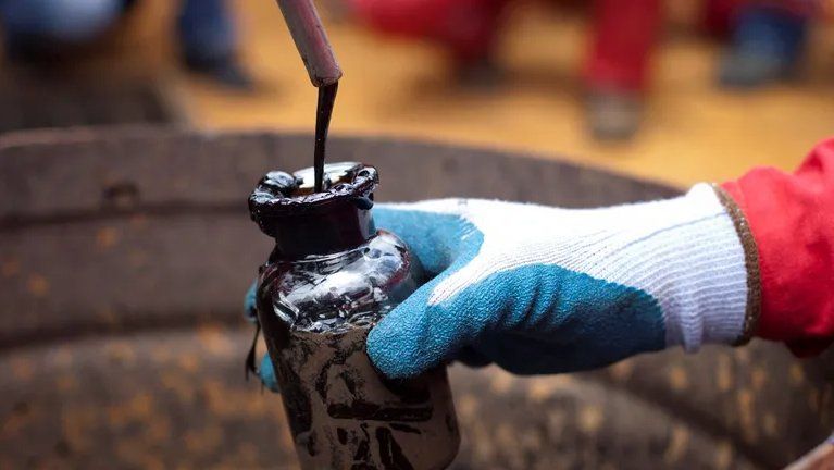 انخفاض أسعار النفط.. خام برنت يهبط 0.1% ويسجل 65.58 دولارًا للبرميل