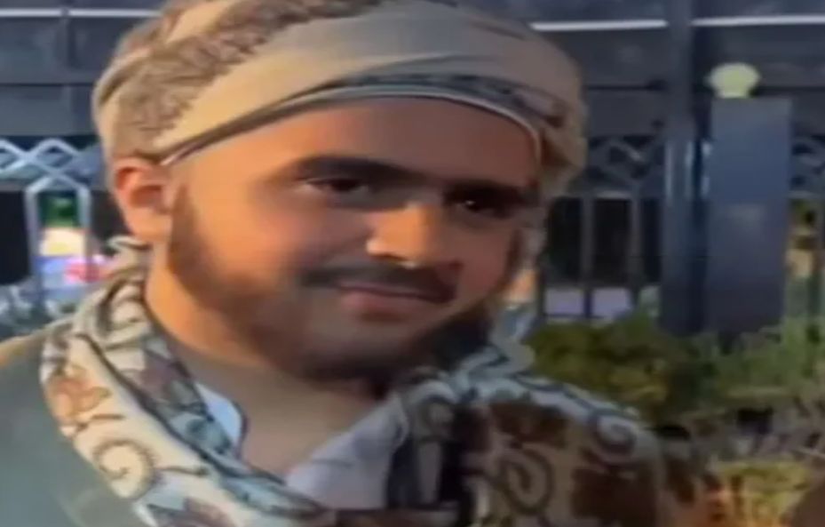 لن تصدق ...مواطن يمني يثير الذهول في صنعاء.. عمره 70 عاماً لكنه يبدو وكأنه في الـ28 "شاهد"