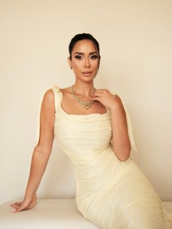 بسنت شوقي تضج أنوثة وجمال ورشاقة بفستانها الخيالي