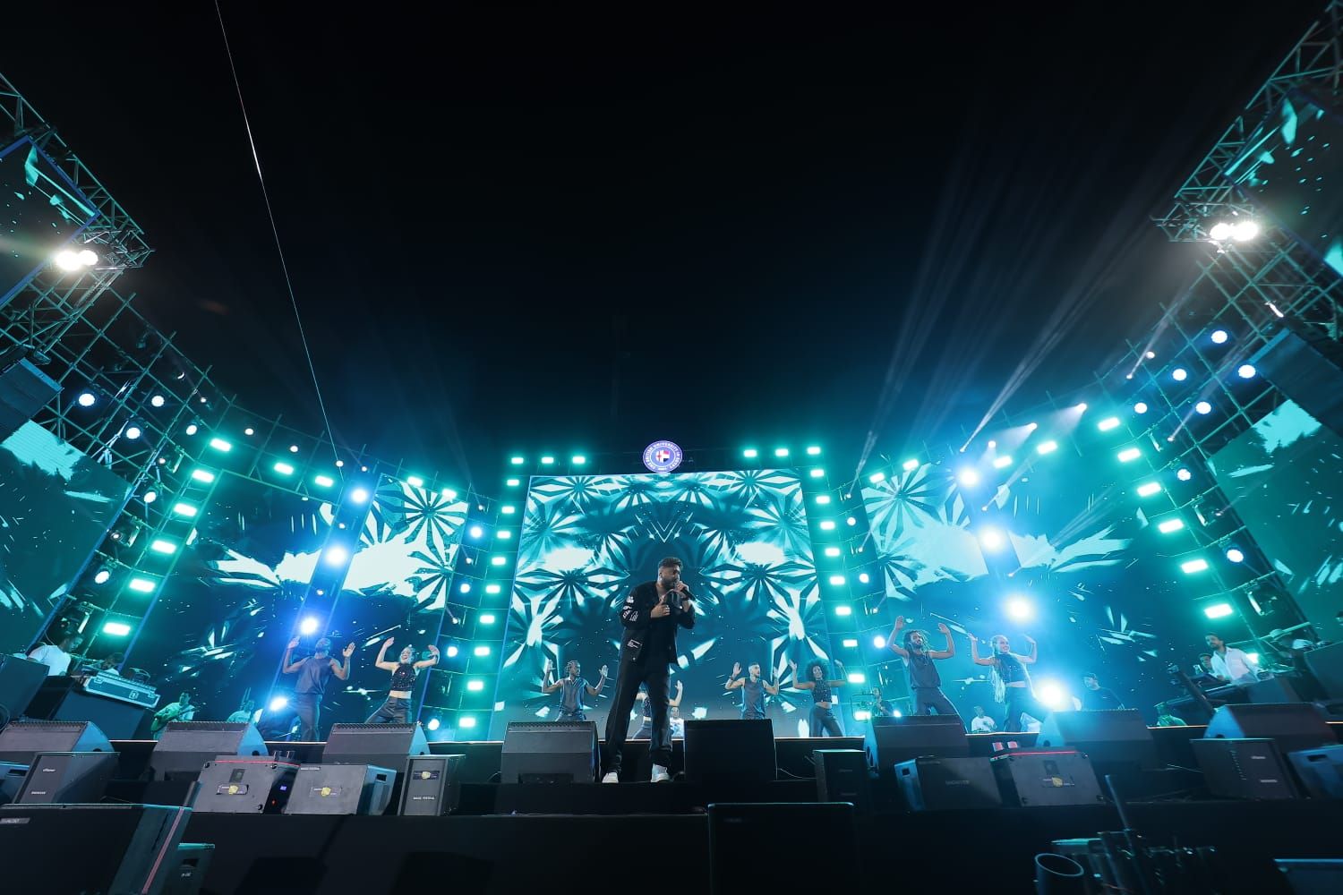 محمد ثروت يرقص بالمزمار على طريقة سمير غانم فى حفل تامر حسنى.. صور