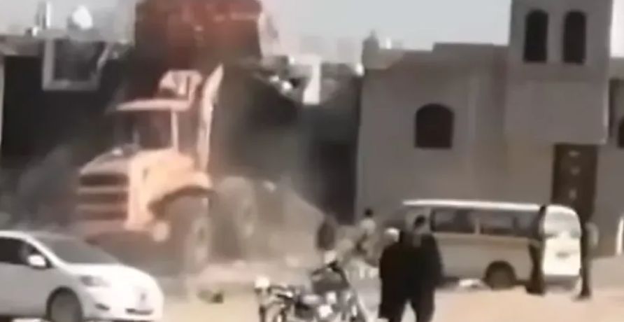 شاهد بالفيديو...مليشيا الحوثي تهدم منزل مواطن في صنعاء "لن تصدق السبب"