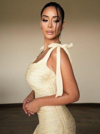 بسنت شوقي تضج أنوثة وجمال ورشاقة بفستانها الخيالي