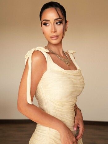بسنت شوقي تضج أنوثة وجمال ورشاقة بفستانها الخيالي