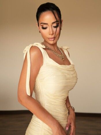 بسنت شوقي تضج أنوثة وجمال ورشاقة بفستانها الخيالي