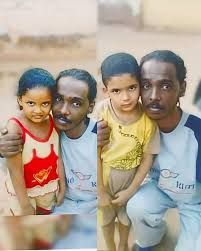 شاهد بالفيديو.. نجل إسطورة الغناء السوداني الراحل محمود عبد العزيز يخطف الأضواء في أول ظهور له بعد أن أصبح شاب.. هل يشبه والده الحوت!!