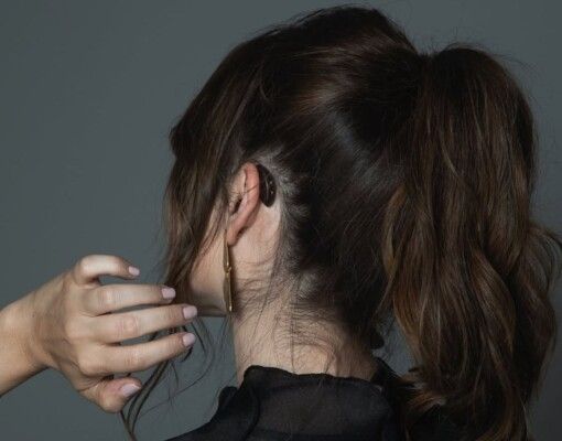 ممثلة لبنانية تروي تفاصيل معركتها الصامتة مع فقدان السمع