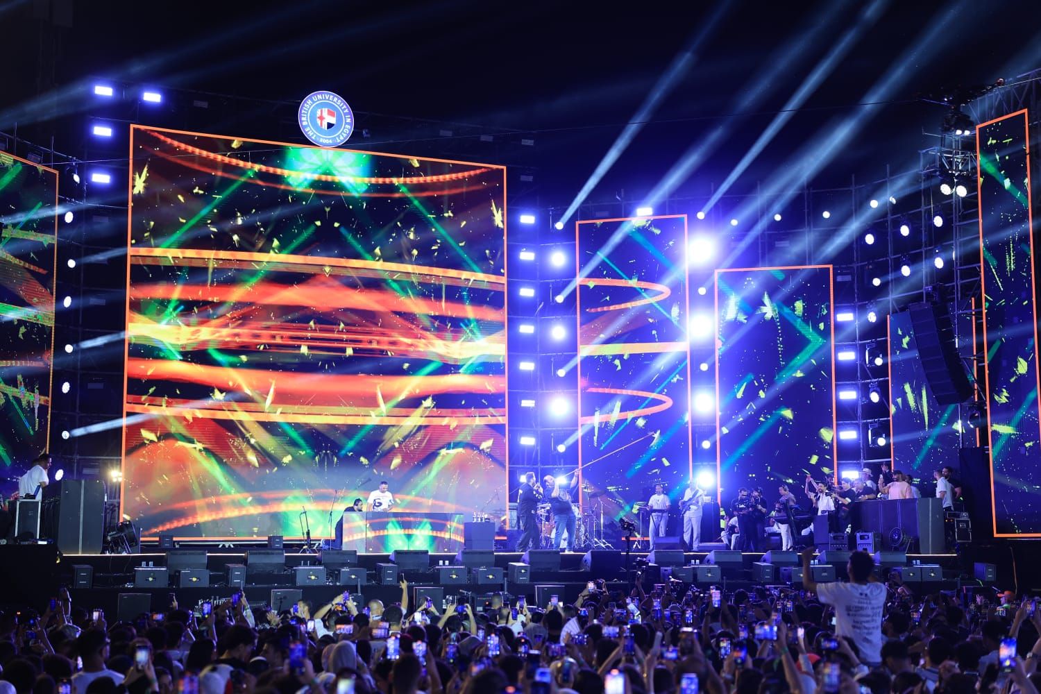 محمد ثروت يرقص بالمزمار على طريقة سمير غانم فى حفل تامر حسنى.. صور