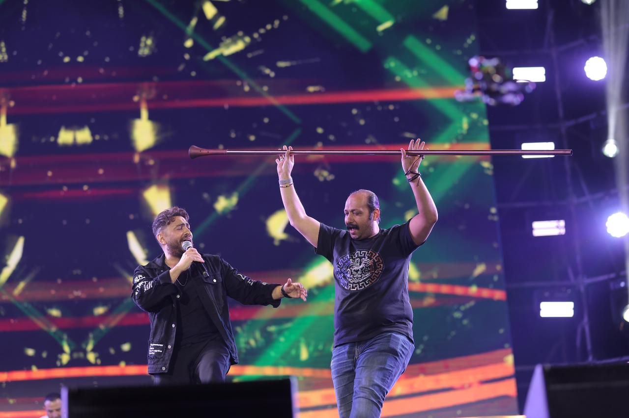 محمد ثروت يرقص بالمزمار على طريقة سمير غانم فى حفل تامر حسنى.. صور