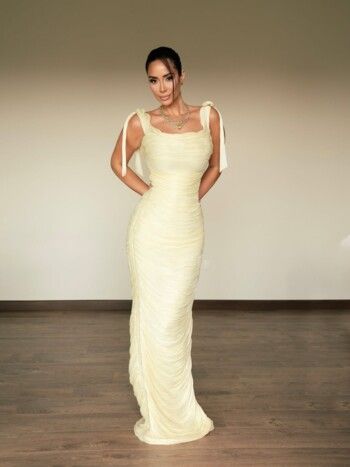 بسنت شوقي تضج أنوثة وجمال ورشاقة بفستانها الخيالي