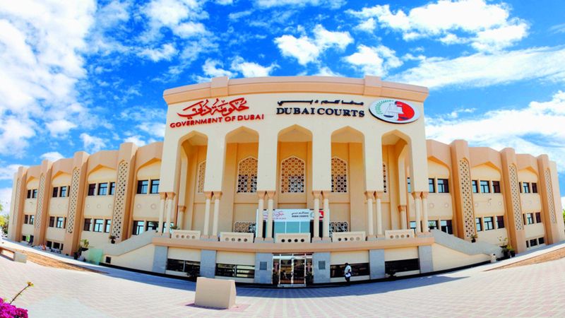 الامارات | سيارة قديمة تحول مركبة فارهة إلى حطام