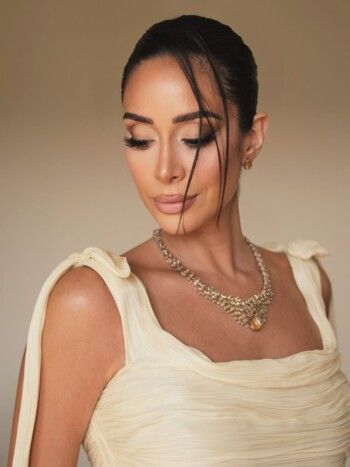 بسنت شوقي تضج أنوثة وجمال ورشاقة بفستانها الخيالي