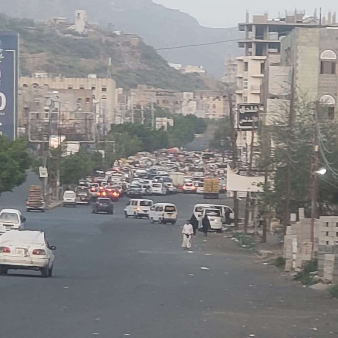 جماعة الحو ثي تُجبر المسافرين السير على الأقدام في المنفذ الشرقي بتعز لتصوير هذا الأمر