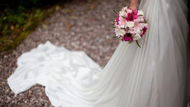 شاهد بالفيديو.. سودانية تشكو: (صديقتي تسببت في طلاقي وخراب بيتي بعدما قامت بتصويري في حفل نسائي وأنا أرقص بملابس قصيرة ونشرت المقطع على القروبات)