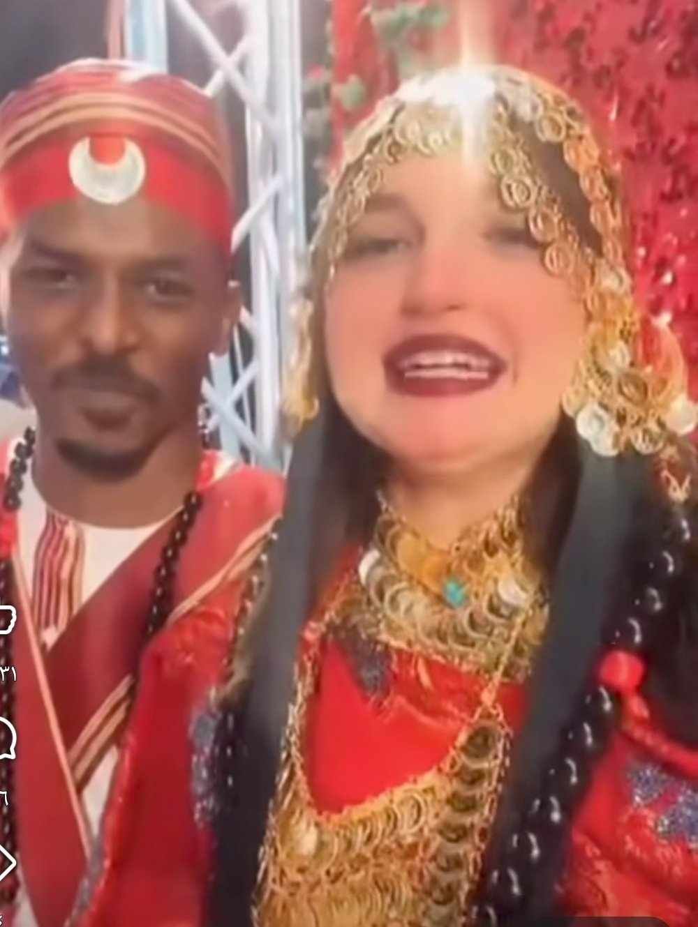 شاهد بالصورة والفيديو.. في حفل بهيج حضره عدد من المطربين.. زواج شاب سوداني من فتاة مصرية والعروس تتغزل في عريسها: (عريسي السوداني الله أكبر عليه)