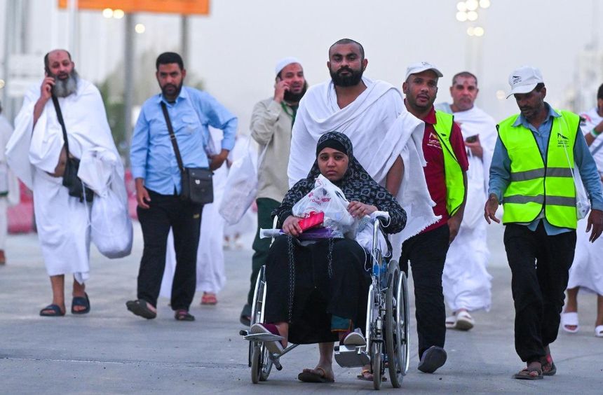 حجاج بيت الله الحرام يصعدون جبل عرفات.. فيديو وصور