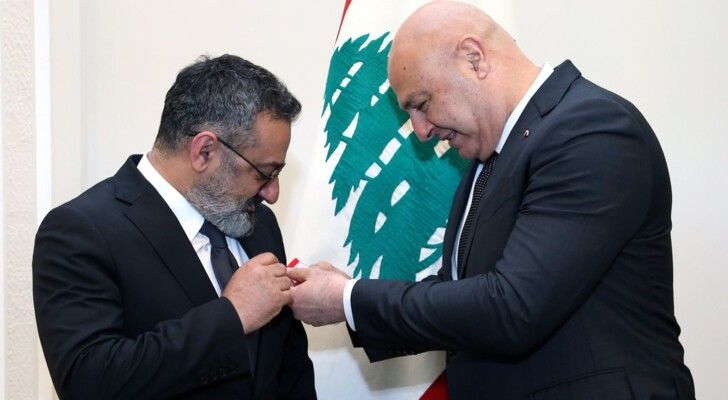 الرئيس اللبناني جوزيف عون يمنح جورج خباز وسام الاستحقاق اللبناني الفضي