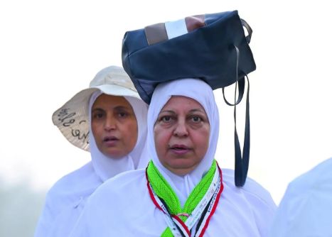 حجاج بيت الله الحرام يصعدون جبل عرفات.. فيديو وصور