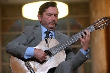 غاياردو ديل راي ينسج الحكايات على أوتار الغيتار.. ليلة إسبانية ساحرة في بيروت