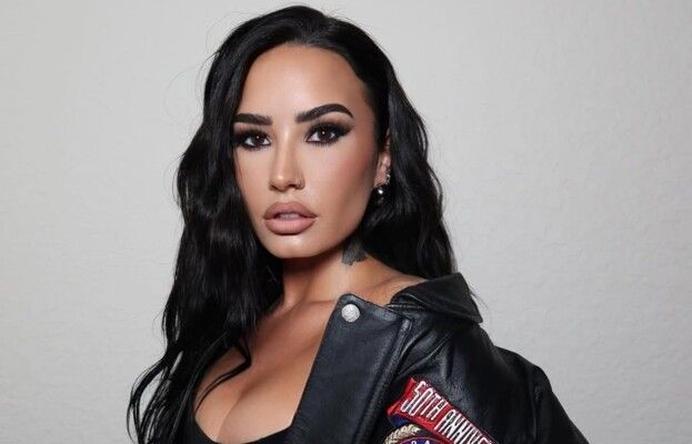 بأناقة عالية..ديمي لوفاتو تخطف الانظار بفستانها الأبيض الجميل