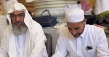 حلا شيحة وحنان ترك تدعمان أحمد سعد أثناء تعلم القرآن بالحرم النبوى