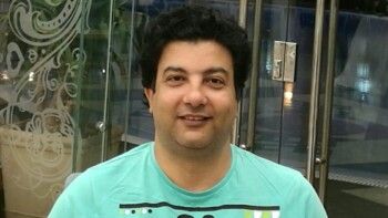 مؤلف مصري ينجو من حادث مميت